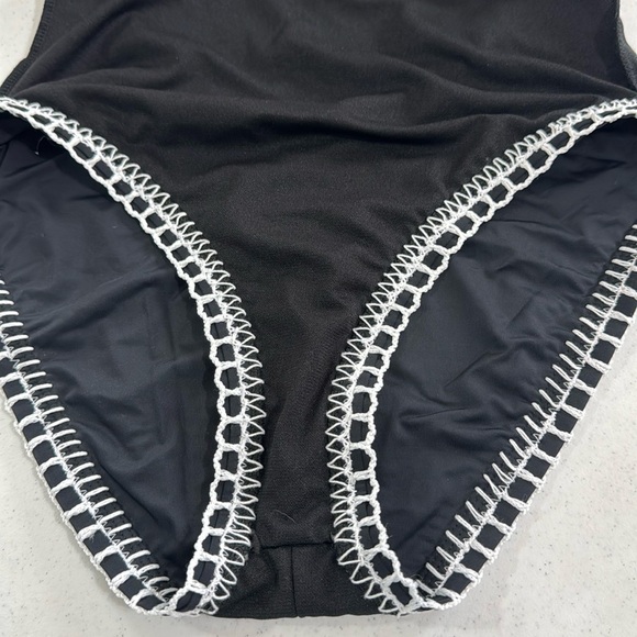 Gianni Bini EUC Swimsuit Black with White Trim Low Back Size Medium - Picture 10 of 16